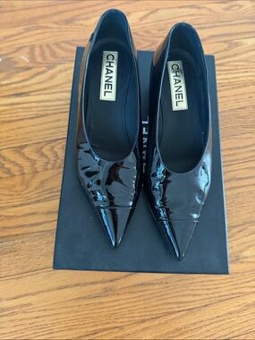 CHANEL Black Patent Leather Pointed Toe Pumps